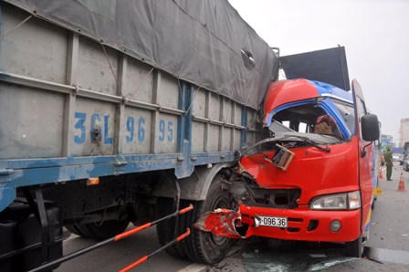 Ô tô khách đâm vào xe tải, một người tử vong